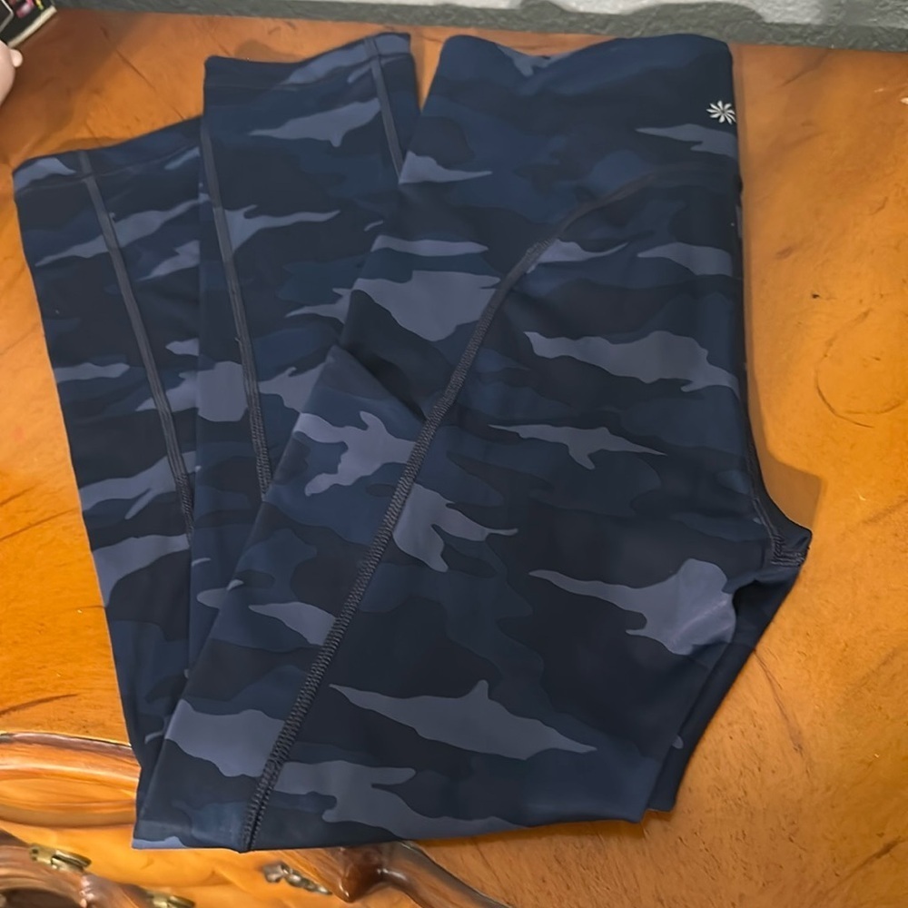 Athleta ultimate stash pocket camo capri